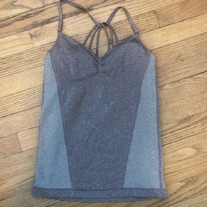 Women’s Athleta tank top with shelf bra. Size Large. Only worn 1 time.